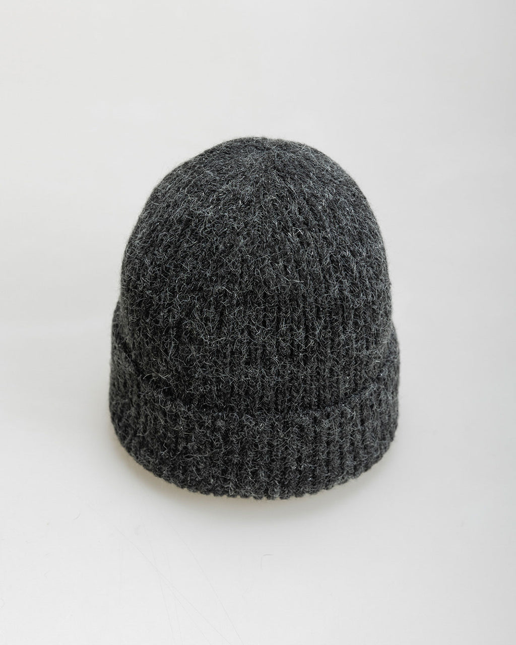 Knitted hat with aranés finish turned back