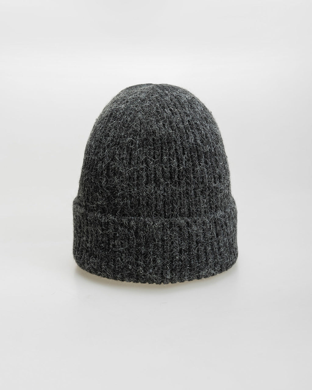 Knitted hat with aranés finish turned back