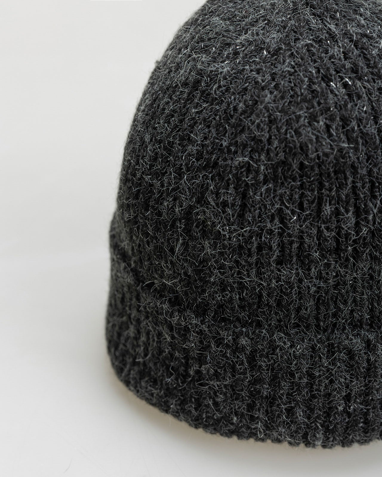 Knitted hat with aranés finish turned back