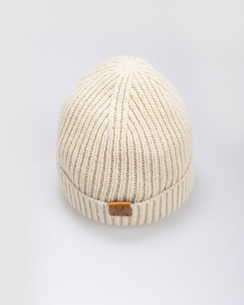 Knitted hat with aranés finish turned back