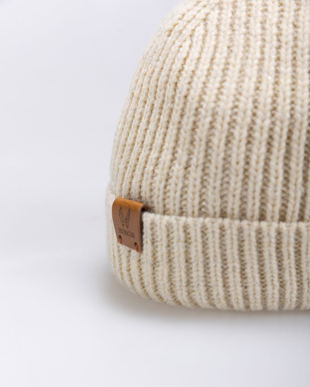 Knitted hat with aranés finish turned back