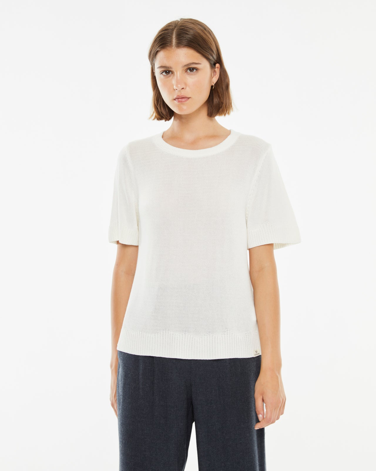 Short-sleeved cropped sweater with asymmetric hem detail