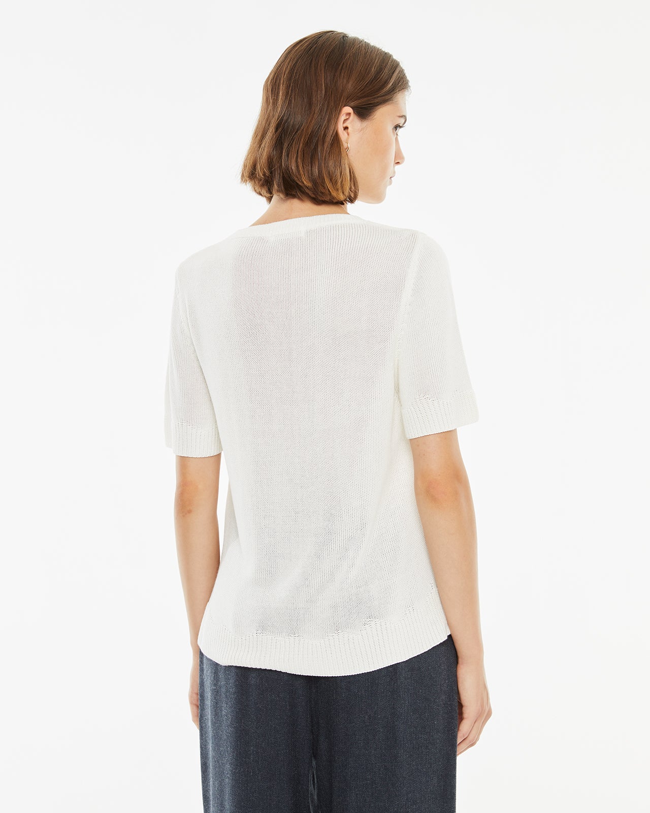 Short-sleeved cropped sweater with asymmetric hem detail