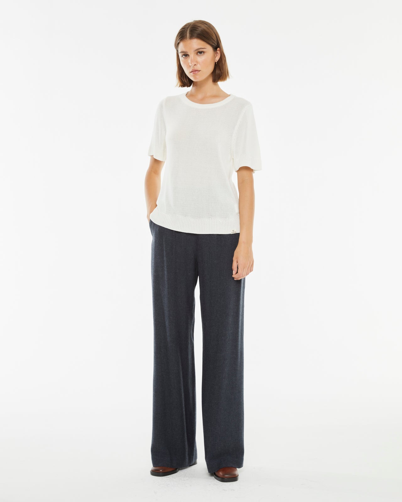 Short-sleeved cropped sweater with asymmetric hem detail