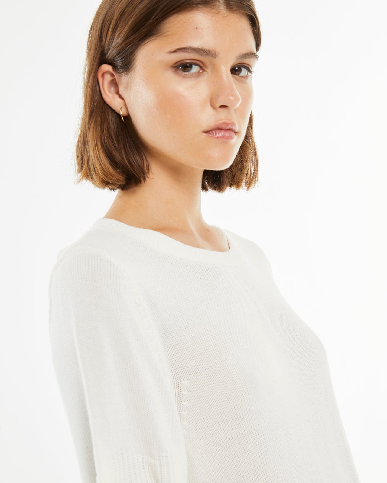 Short-sleeved cropped sweater with asymmetric hem detail