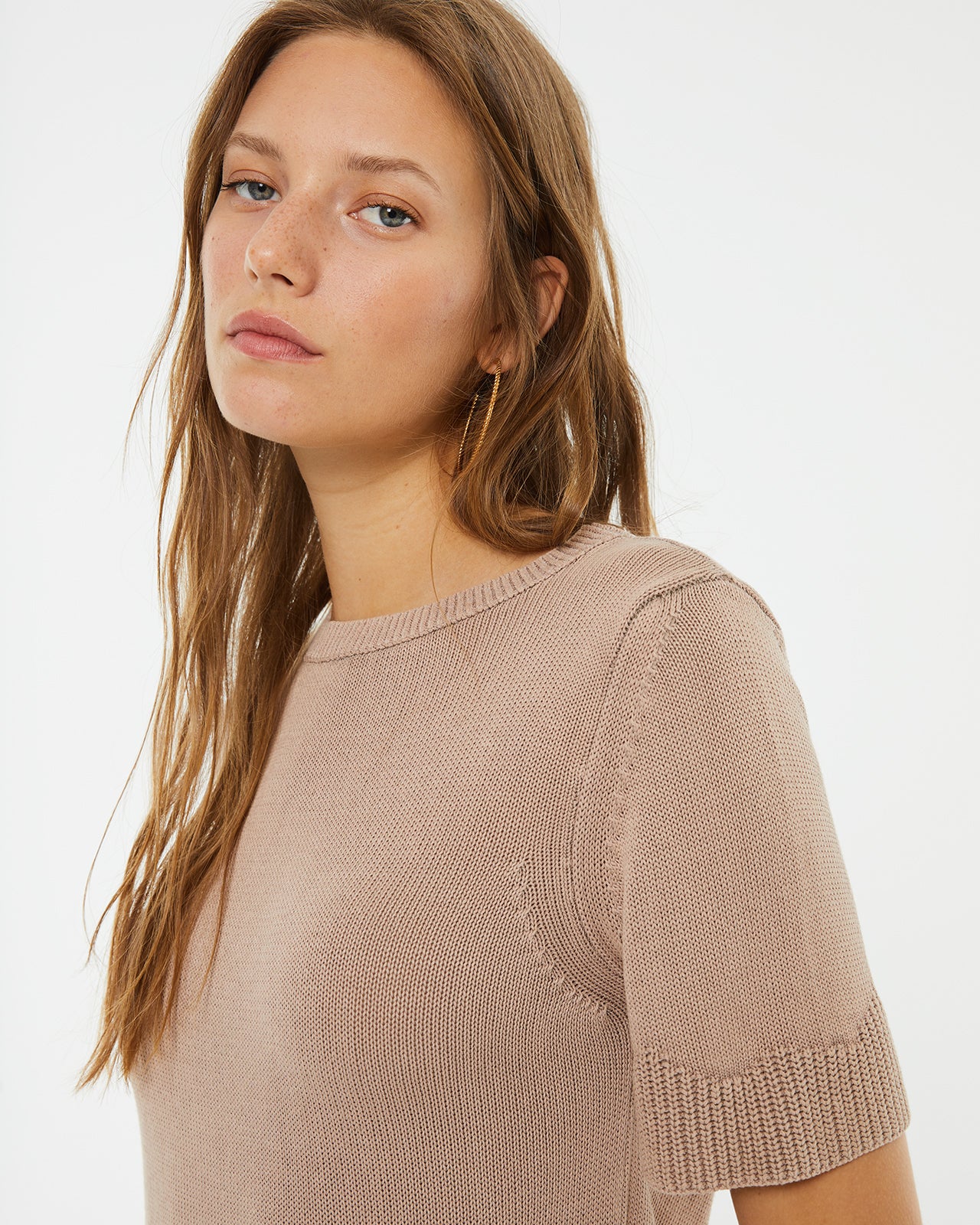 Short-sleeved cropped sweater with asymmetric hem detail