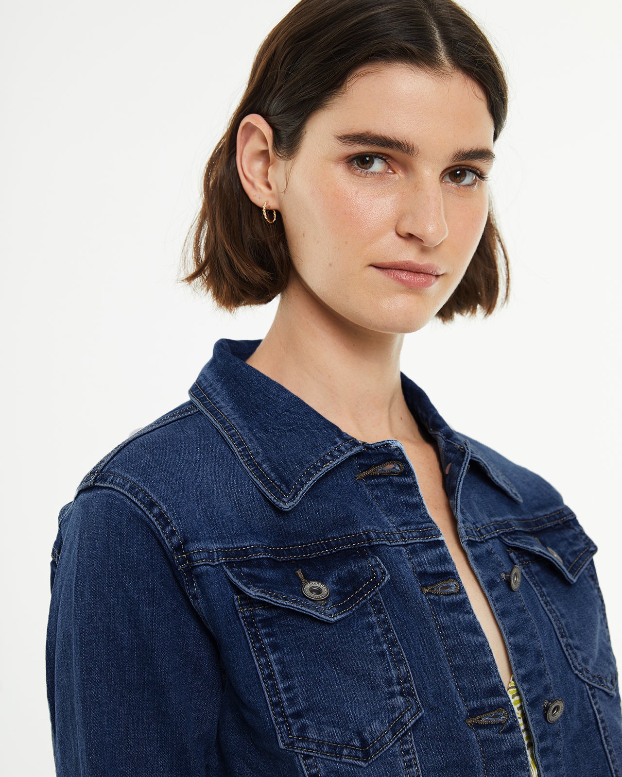 Short long-sleeved denim jacket