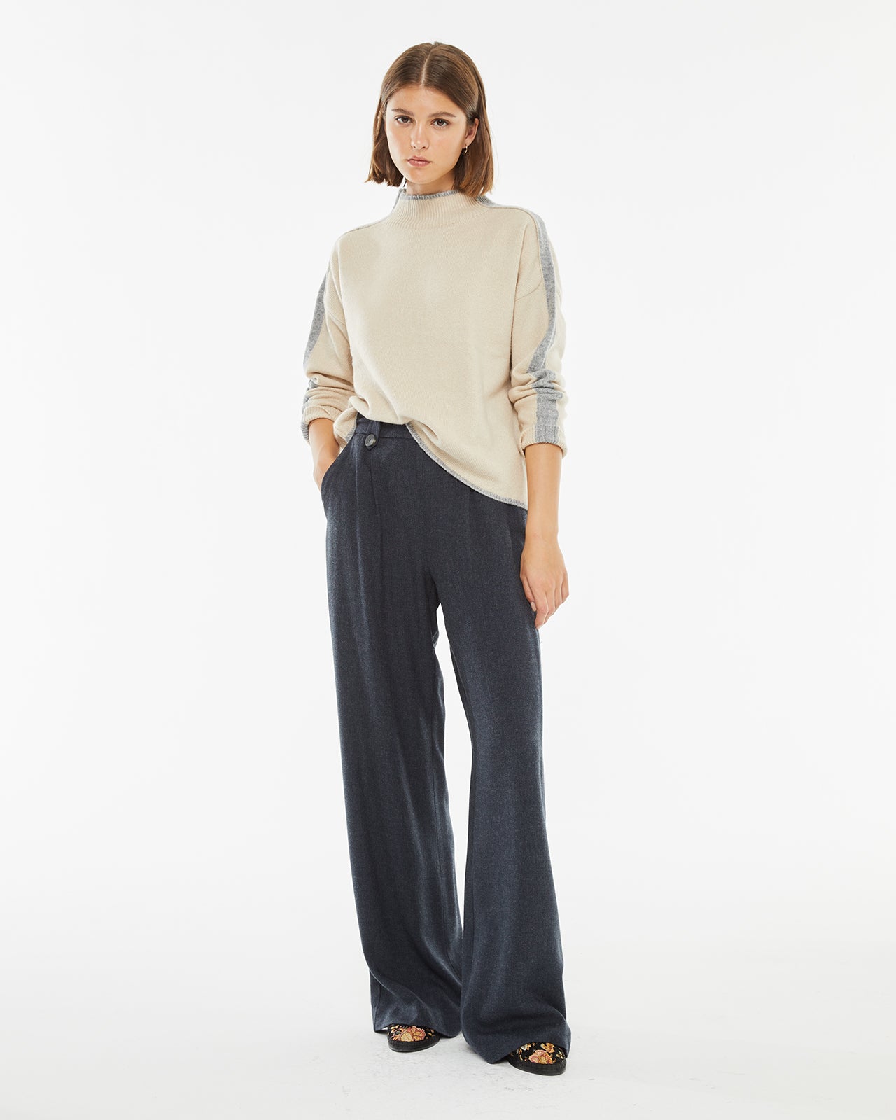 Relaxed fit long trousers with pleats in the front