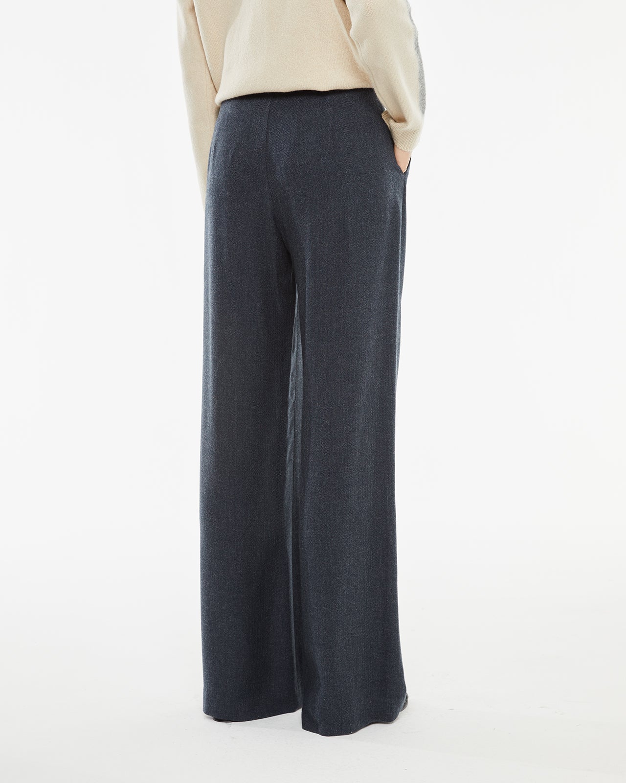 Relaxed fit long trousers with pleats in the front