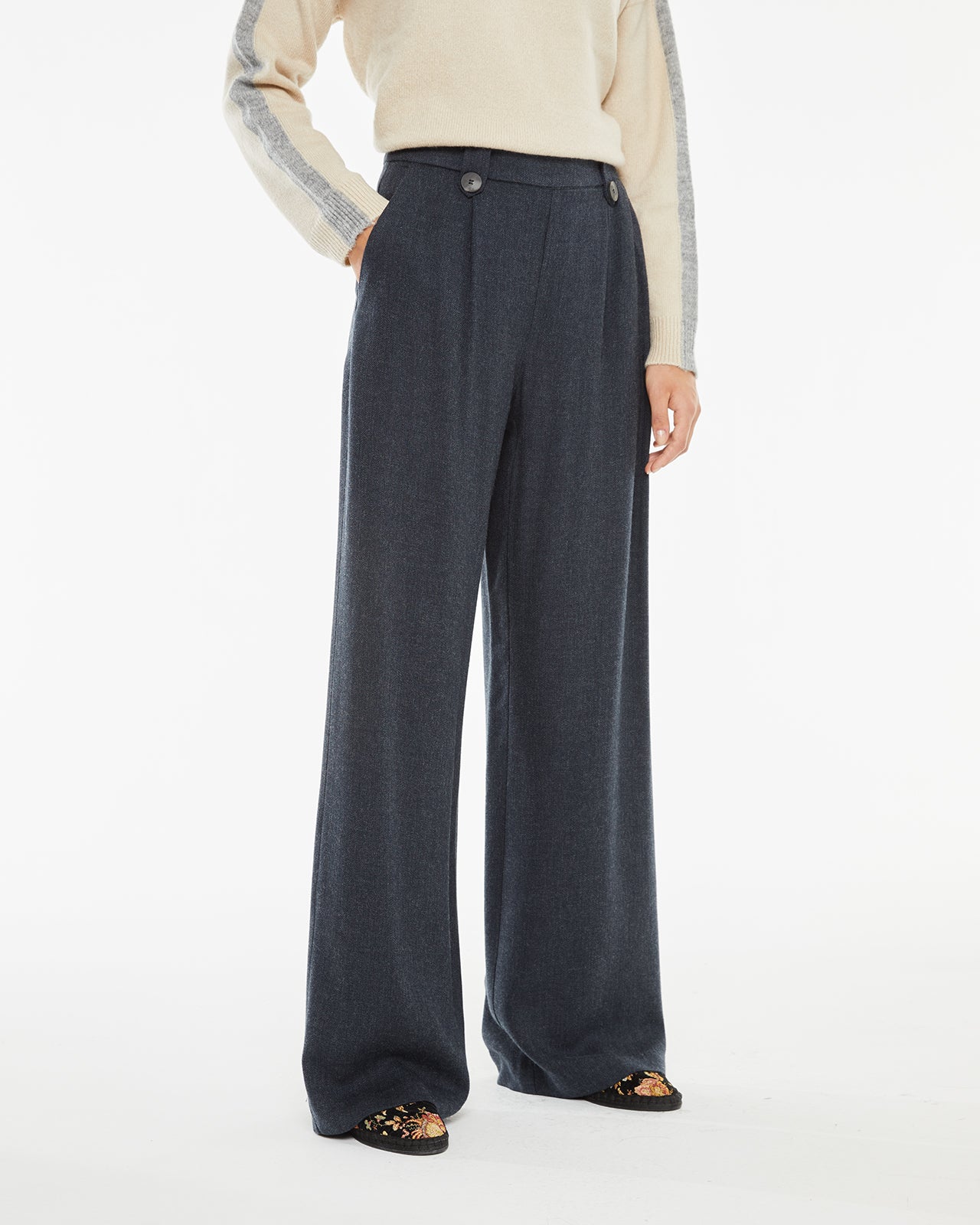 Relaxed fit long trousers with pleats in the front