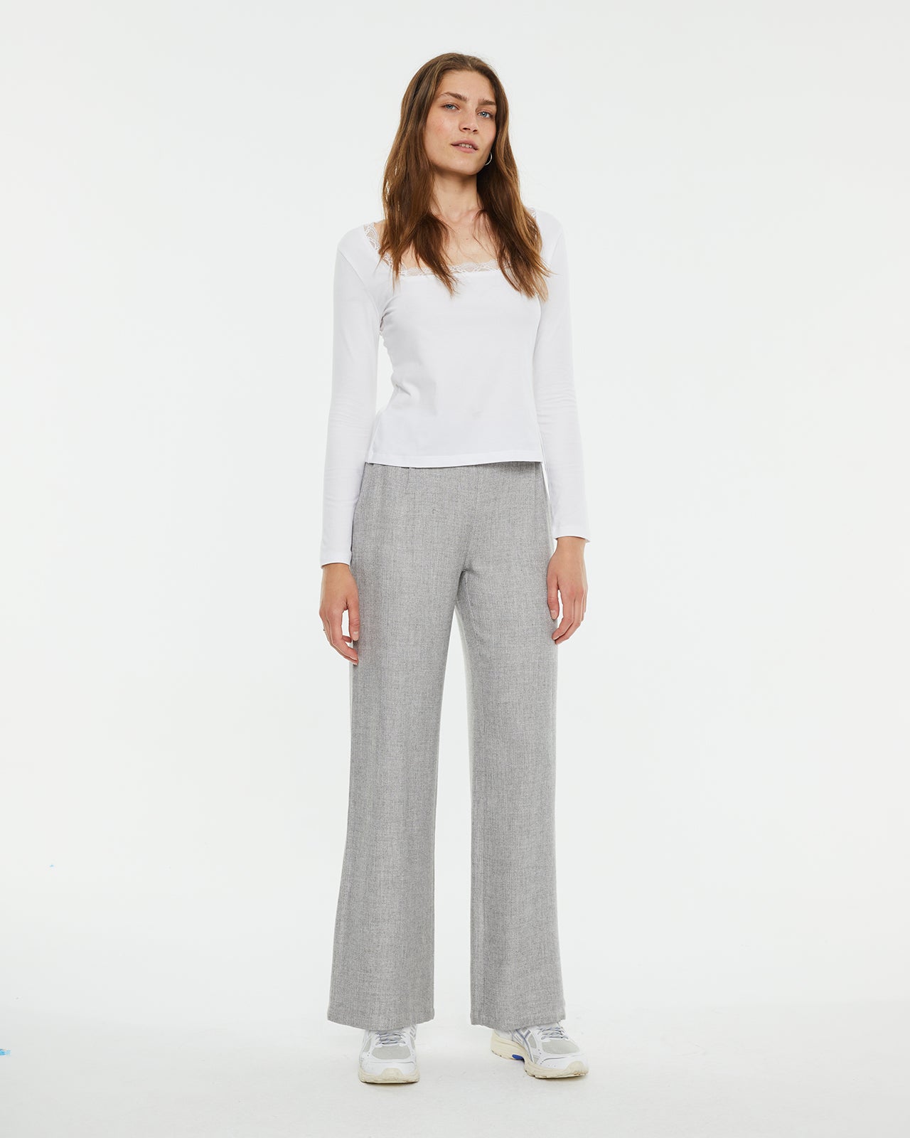 Relaxed fit long trousers with pleats in the front