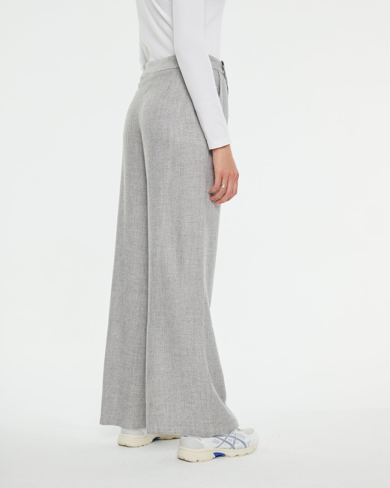 Relaxed fit long trousers with pleats in the front