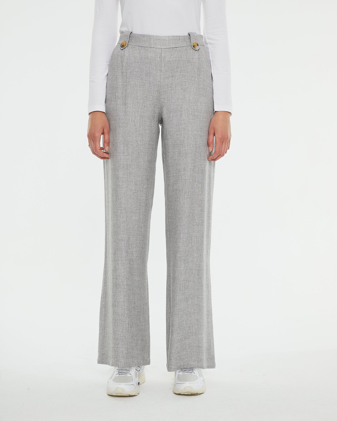 Relaxed fit long trousers with pleats in the front