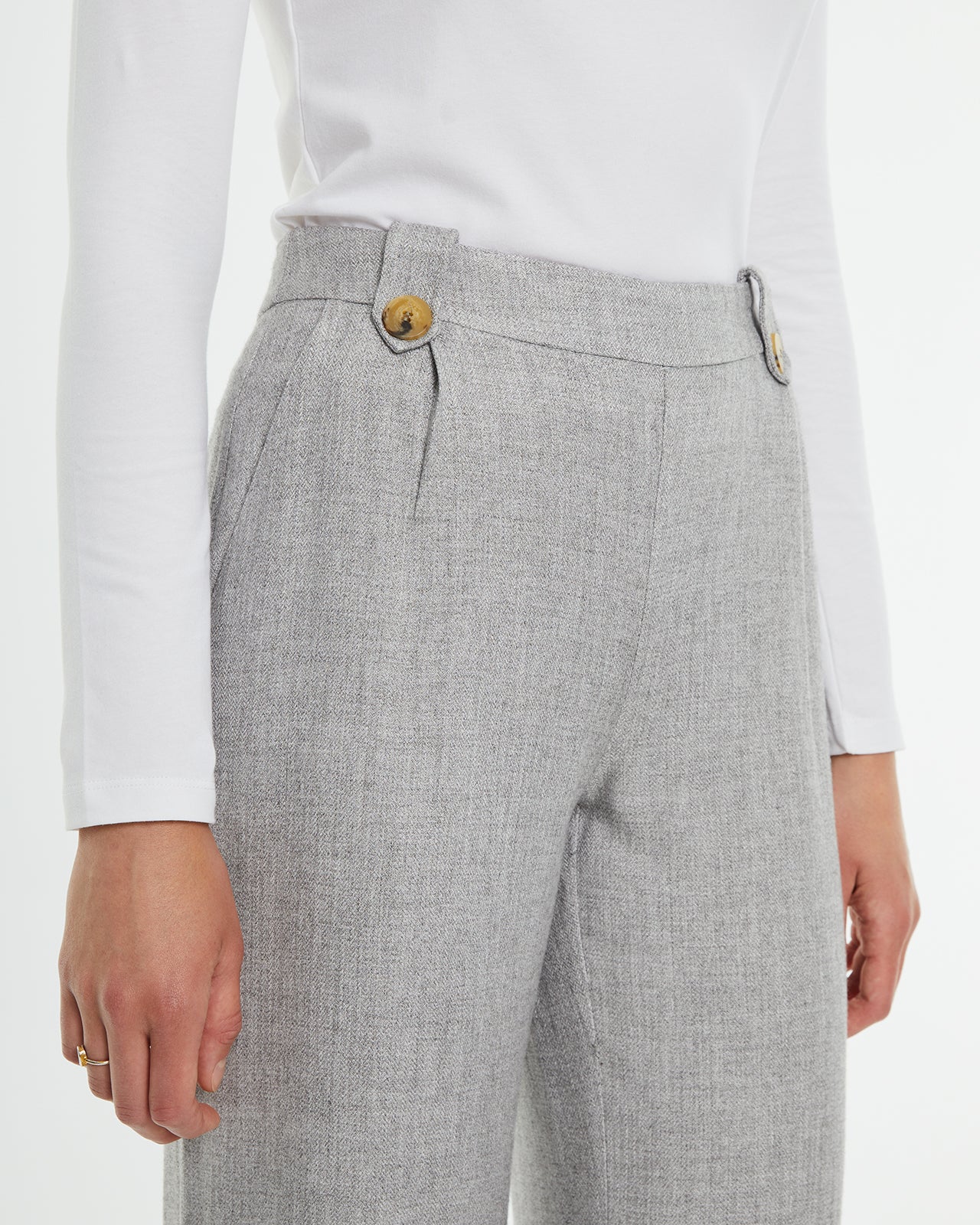 Relaxed fit long trousers with pleats in the front