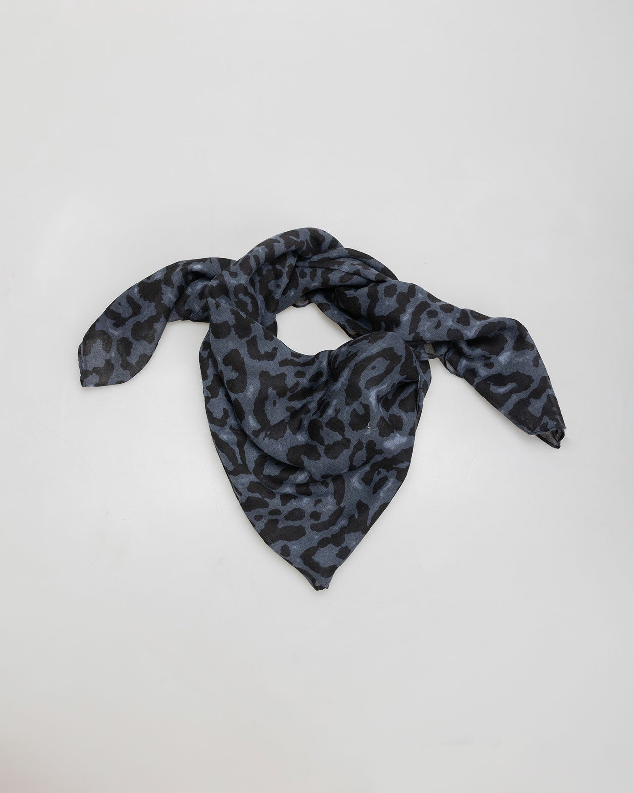 Animal print scarf with wrinkled effect