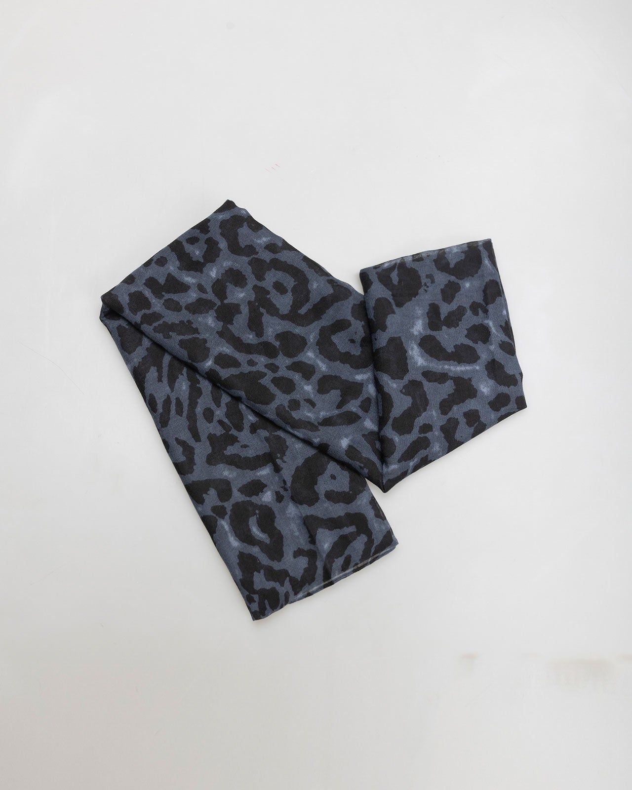 Animal print scarf with wrinkled effect