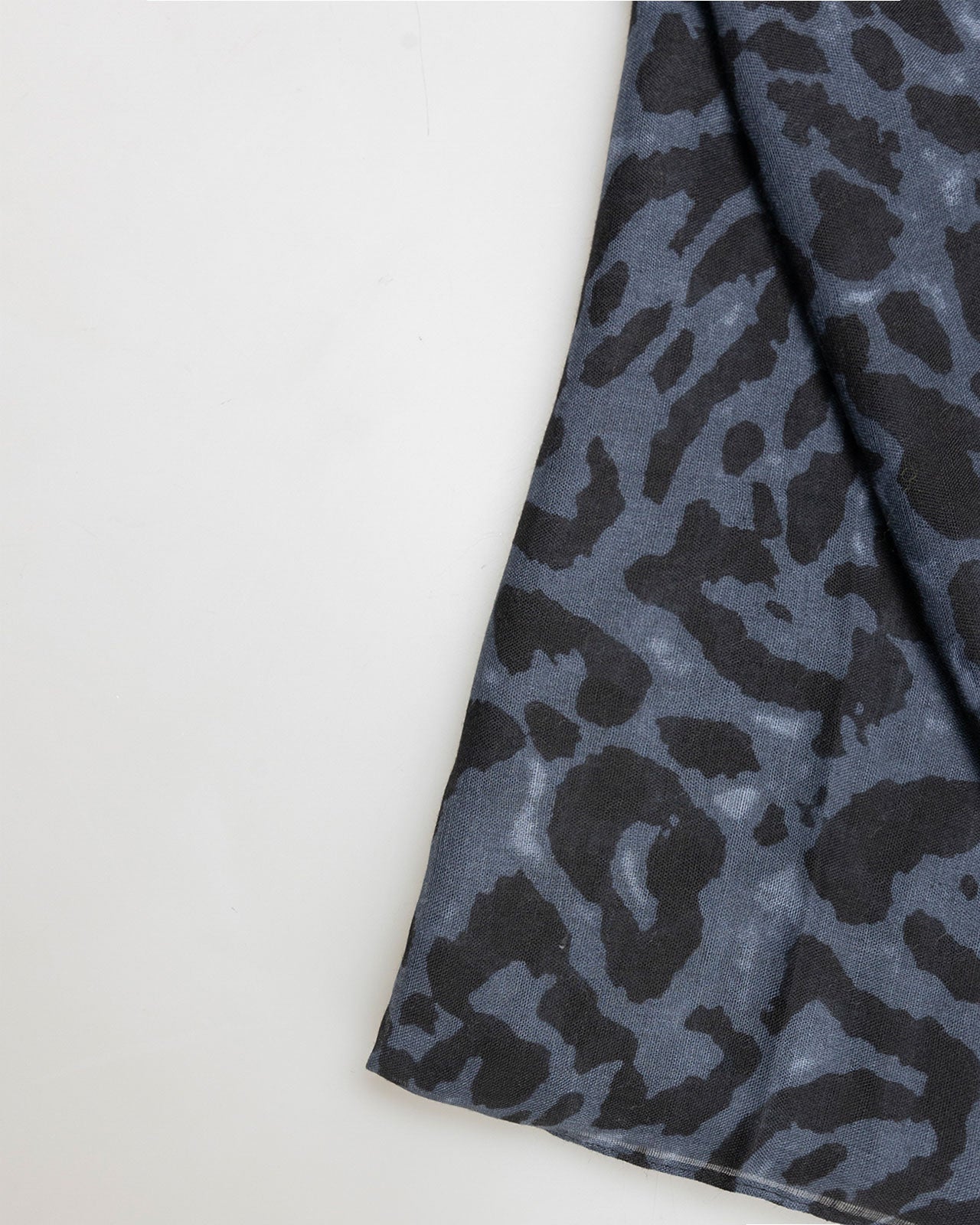 Animal print scarf with wrinkled effect