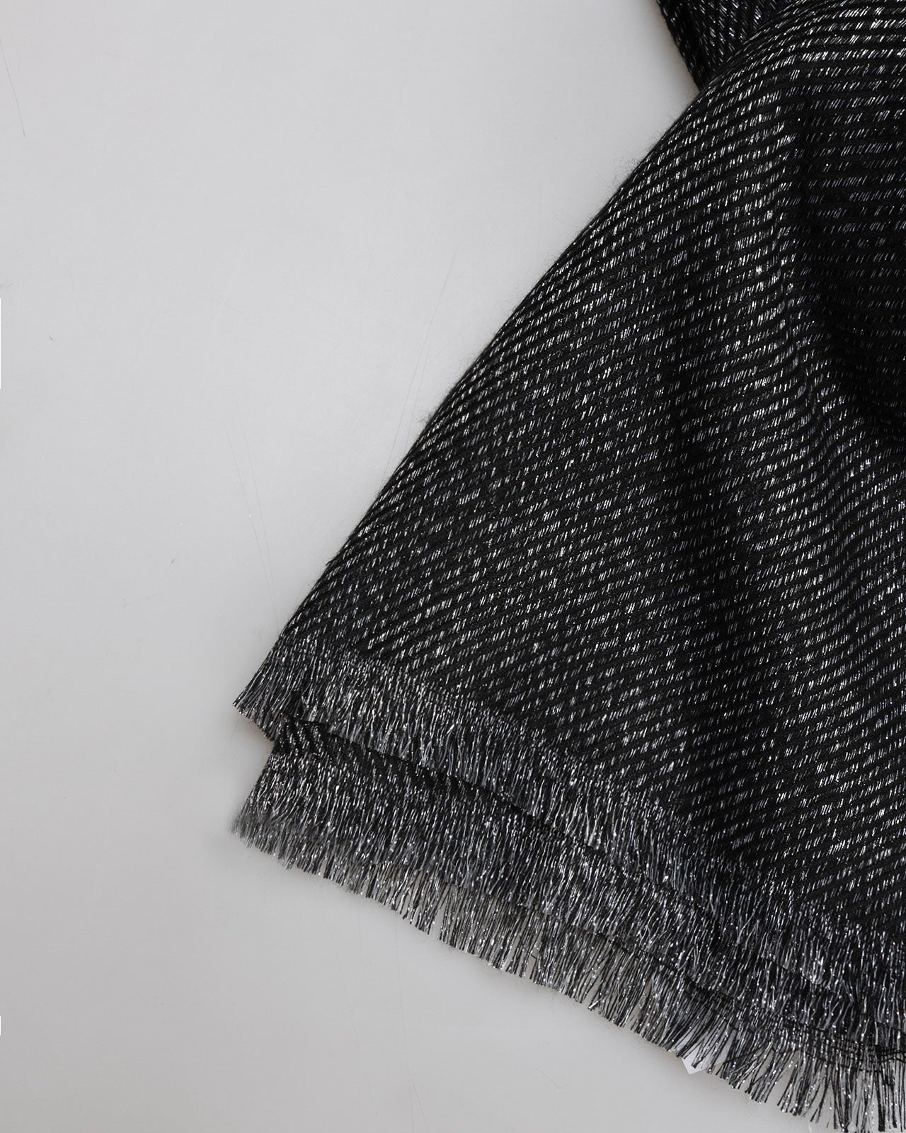 Basic plain scarf with shine