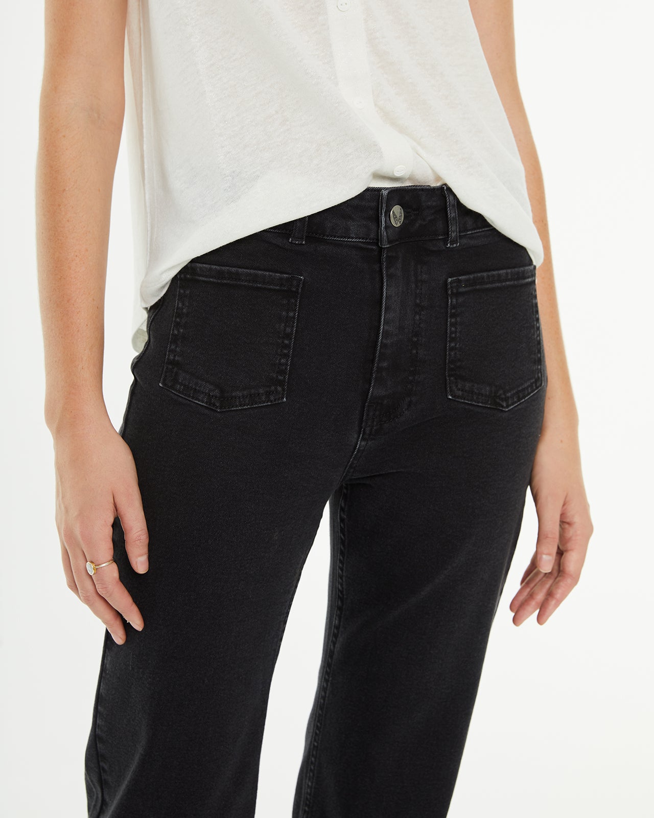 Pantalón denim flare tiro medio