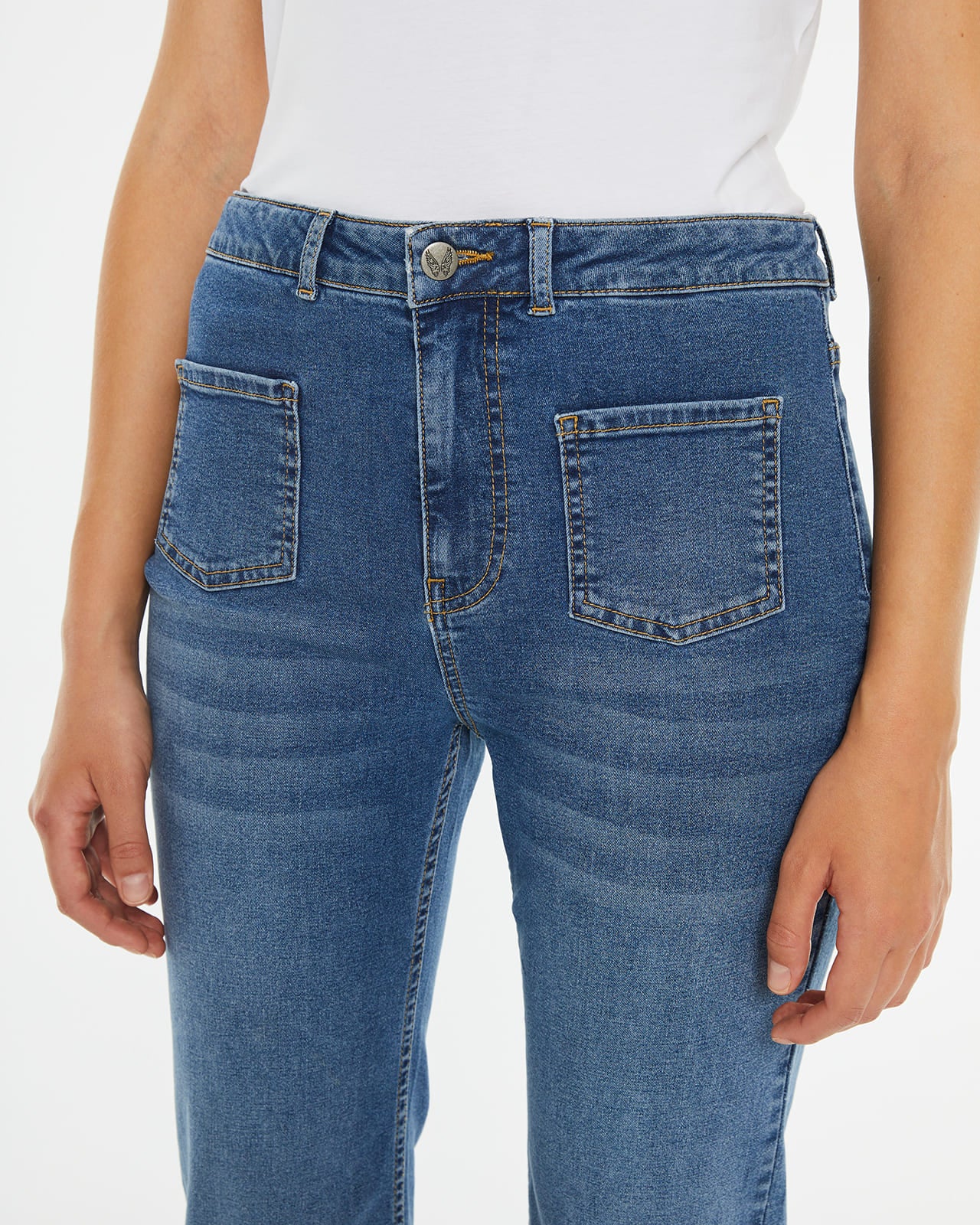 Pantalón denim flare tiro medio