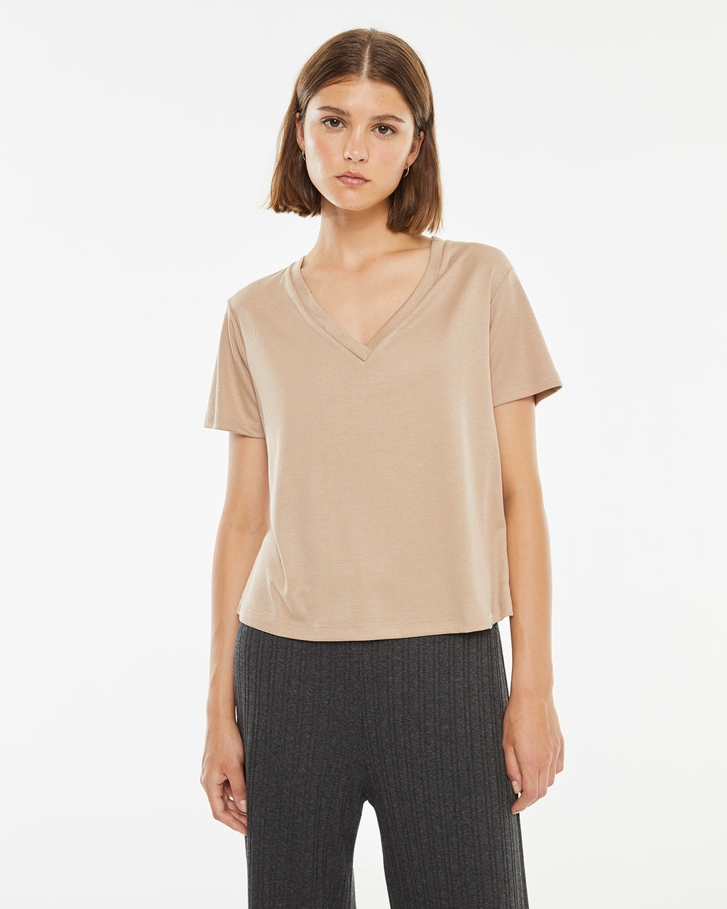 Camiseta beige de manga corta cuello pico