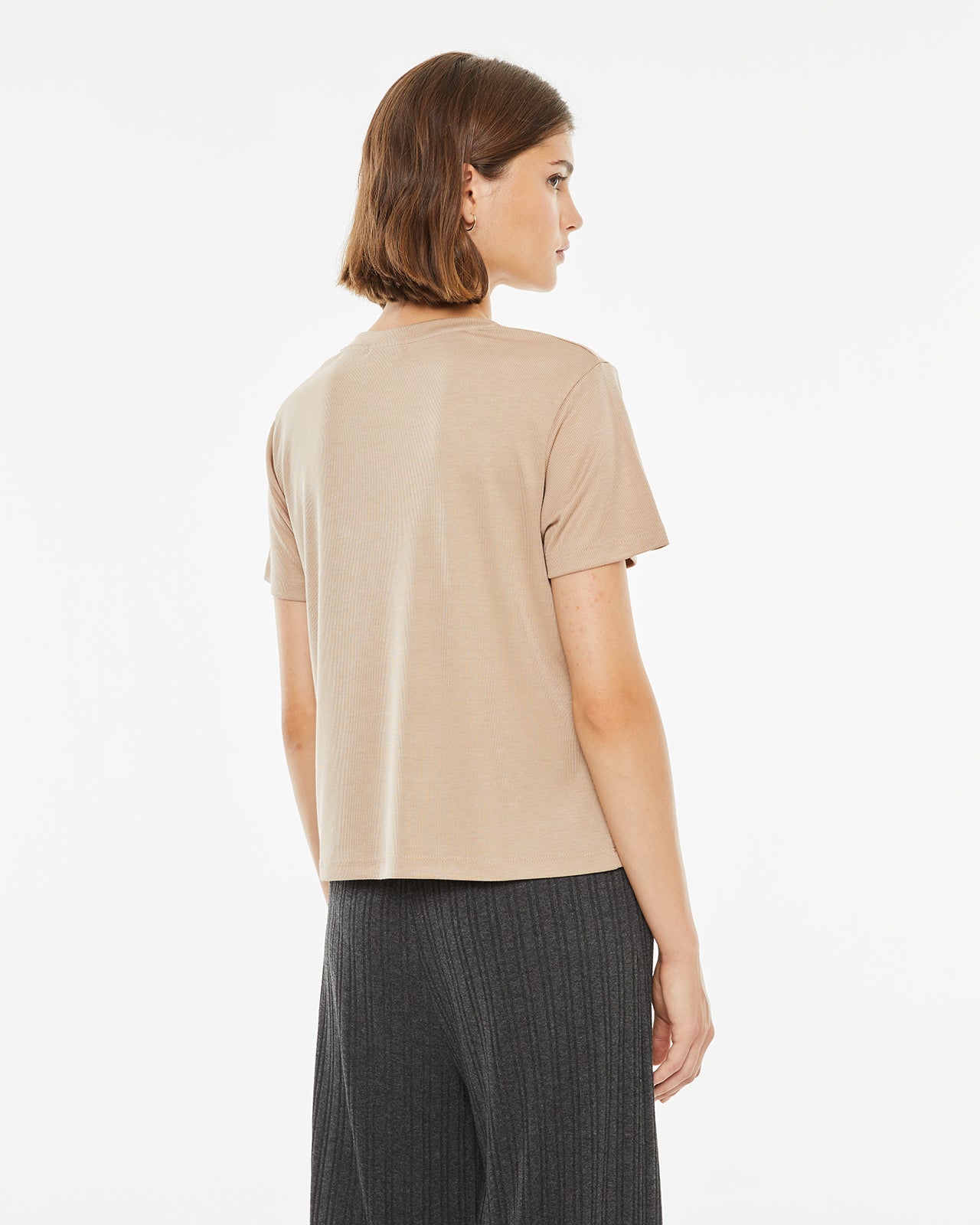 Beige short-sleeved V-neck T-shirt