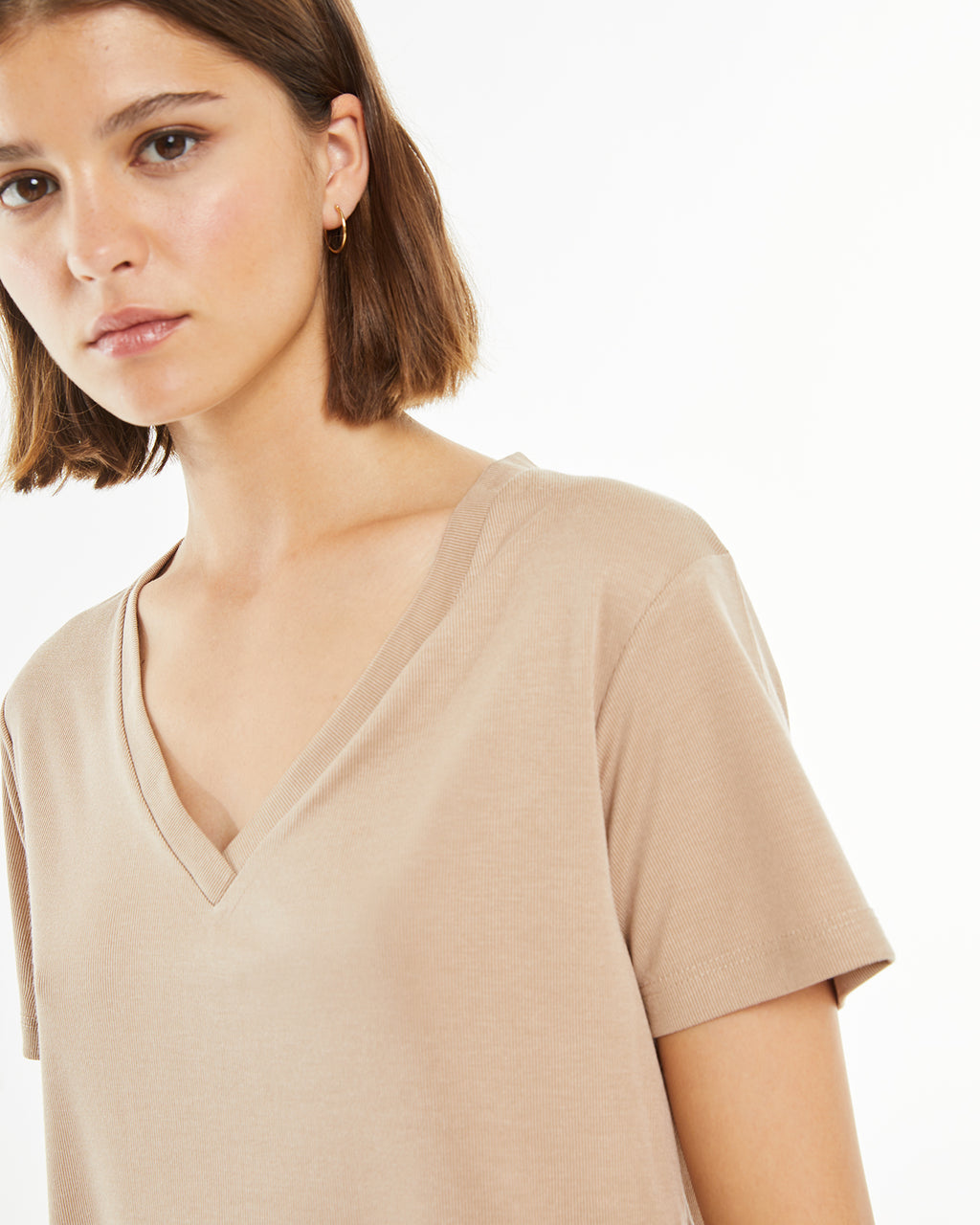 Beige short-sleeved V-neck T-shirt