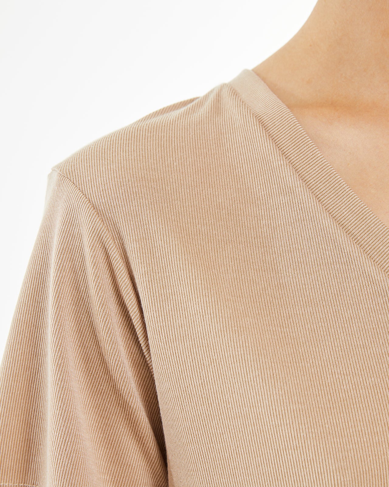 Beige short-sleeved V-neck T-shirt