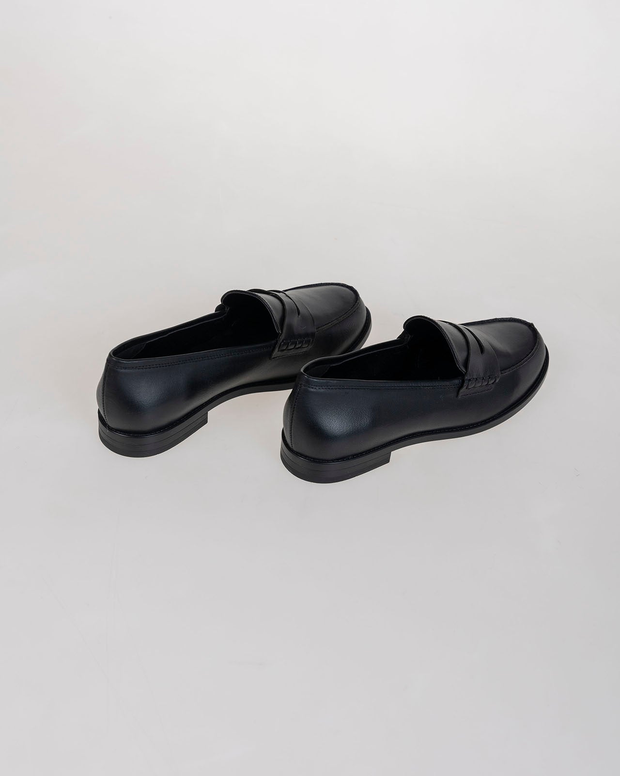 Mocasin plano de piel