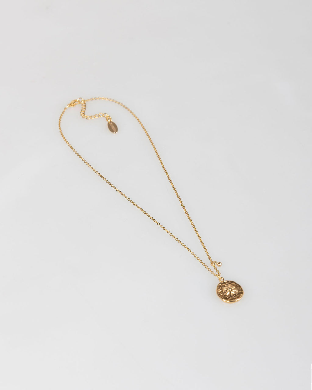 Collar largo con pieza dorada