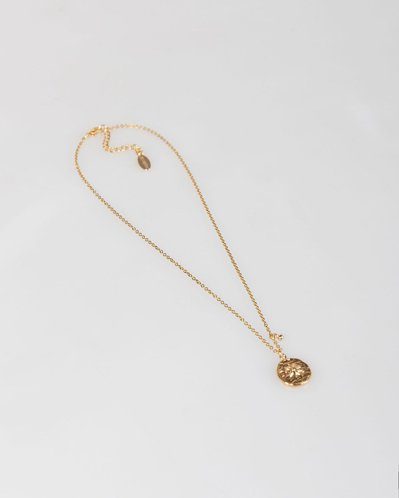 Collar largo con pieza dorada