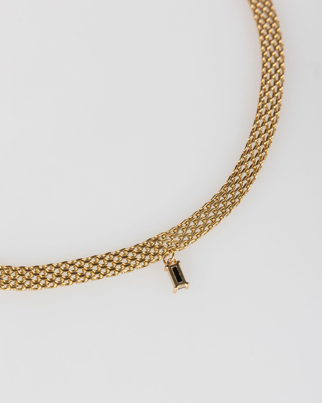 Collier ras du cou en or avec pierre noire