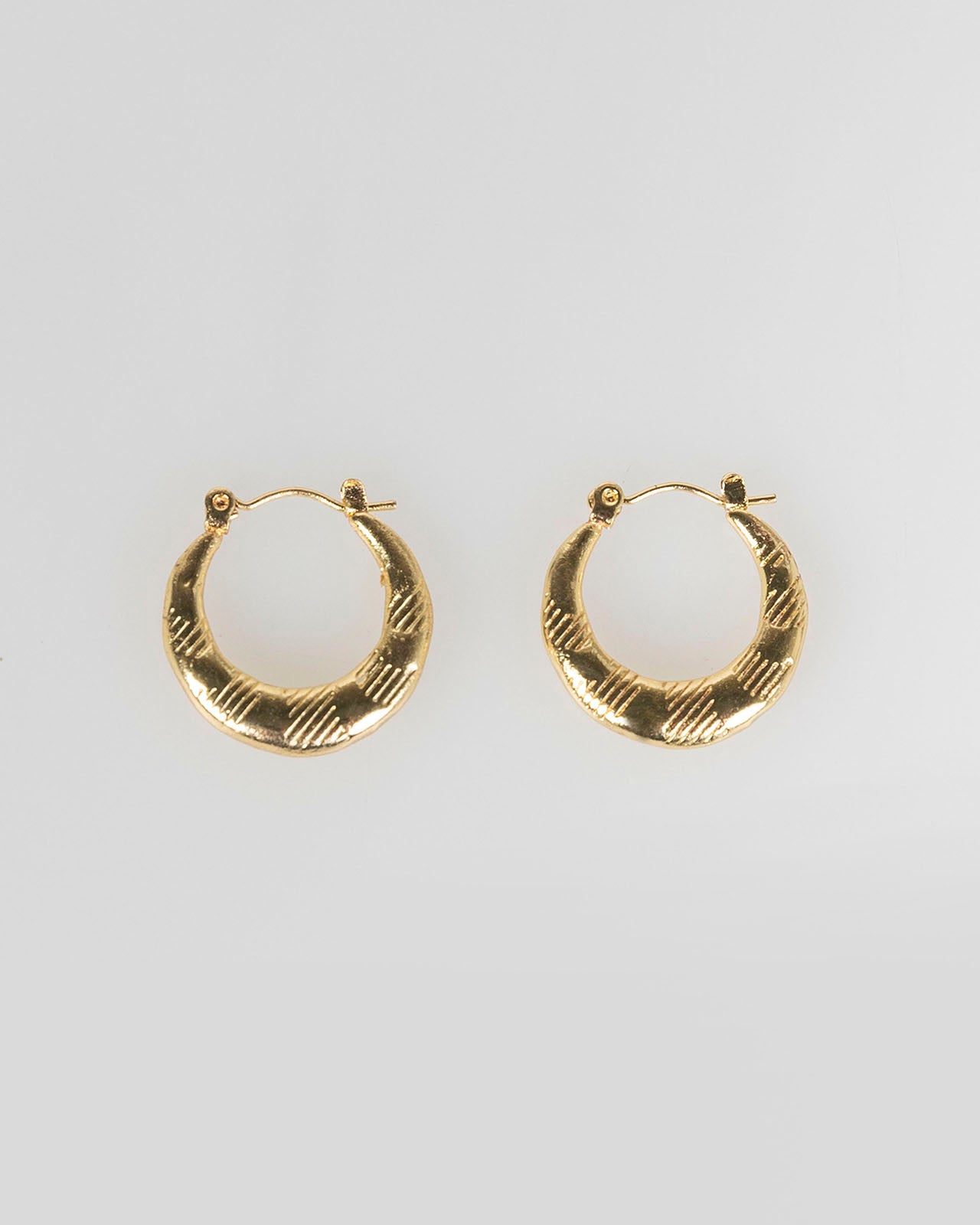 Pendientes dorados redondos