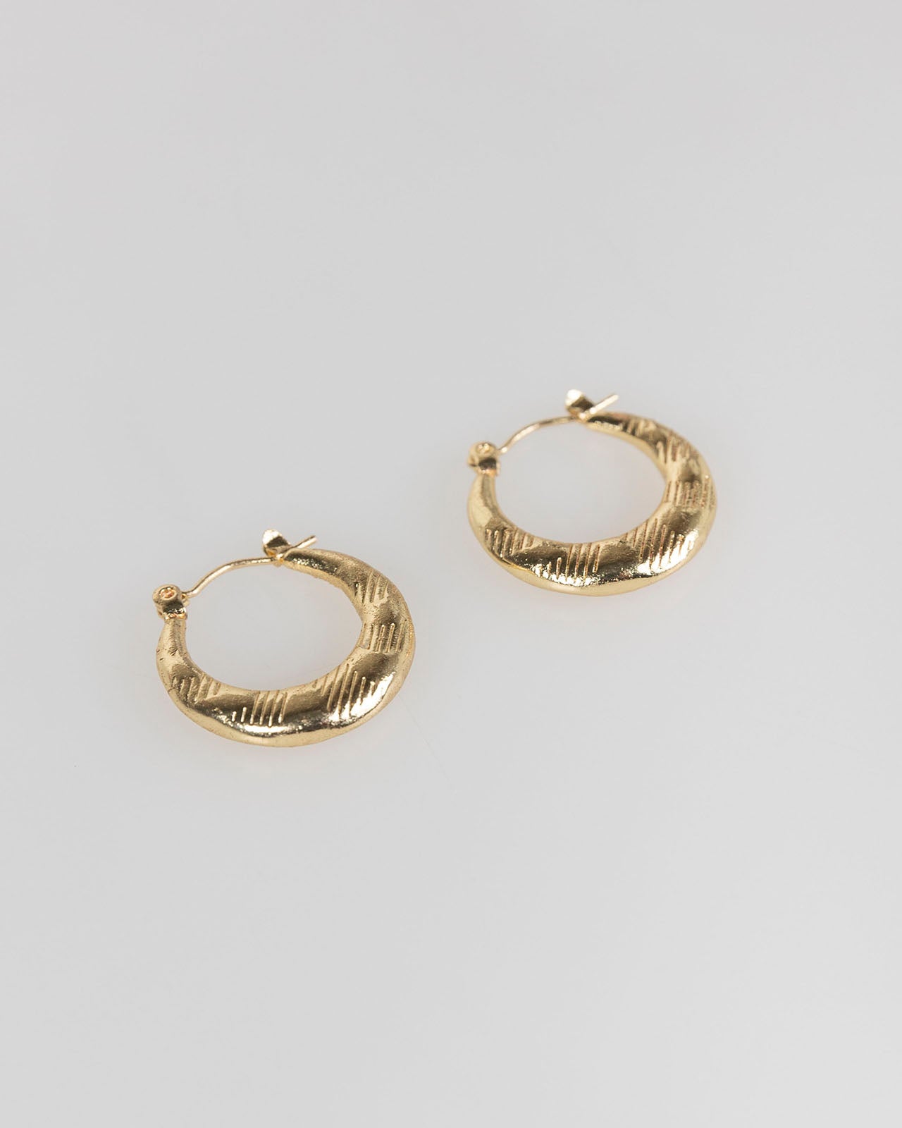 Pendientes dorados redondos