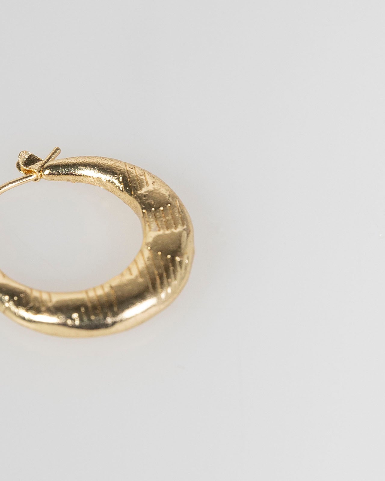 Pendientes dorados redondos