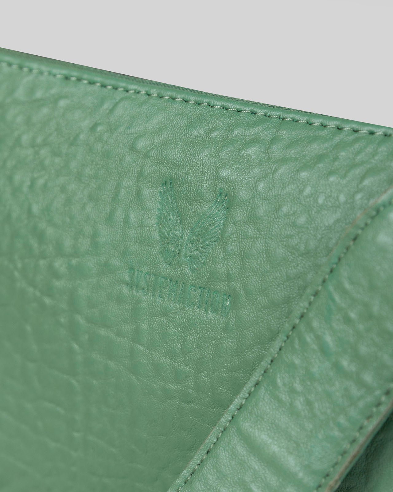 Petit sac en cuir avec chaîne en métal