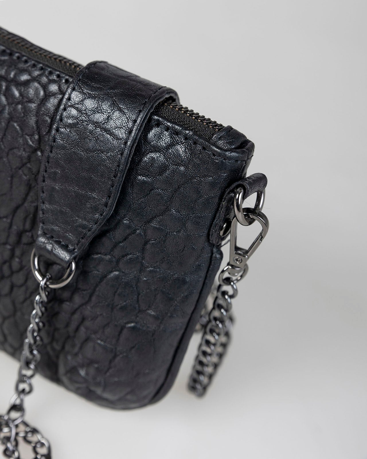 Bolso pequeño piel con cadena de metal