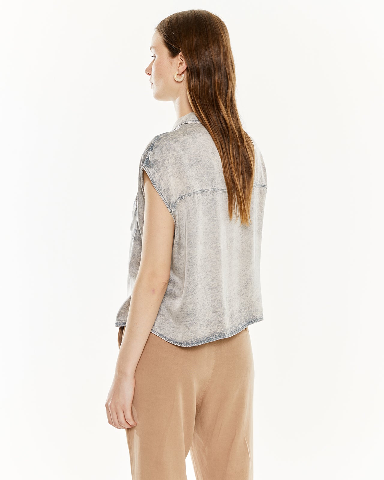 Shirt with worn effect pockets