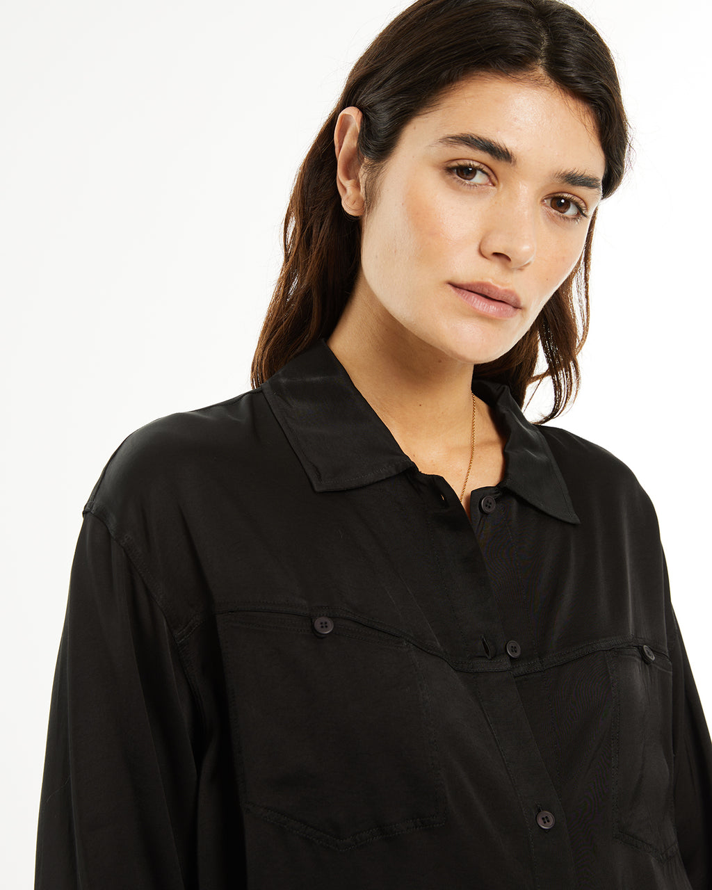 Camisa con bolsillos delanteros