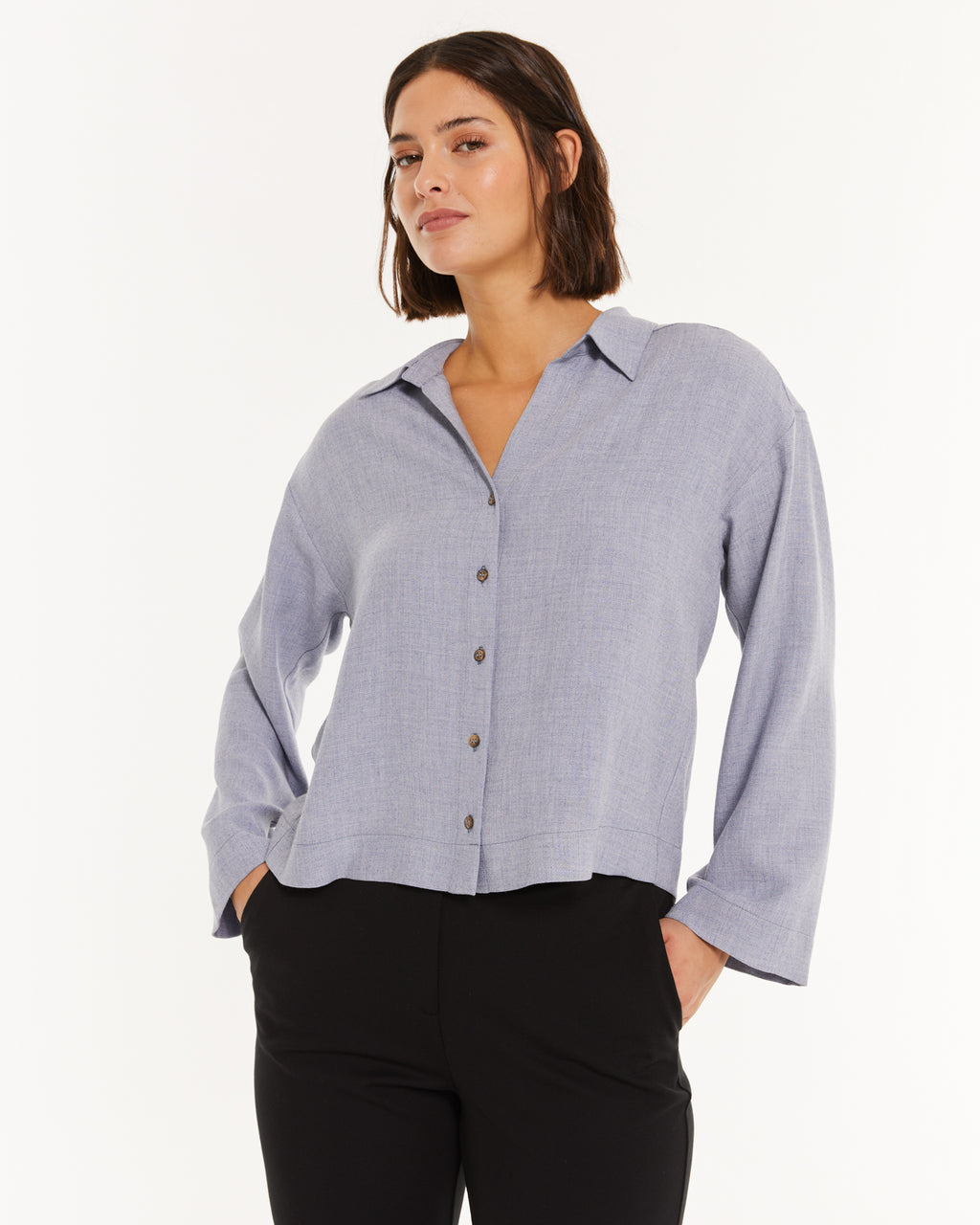 Camisa cuello camisero y hombro caído