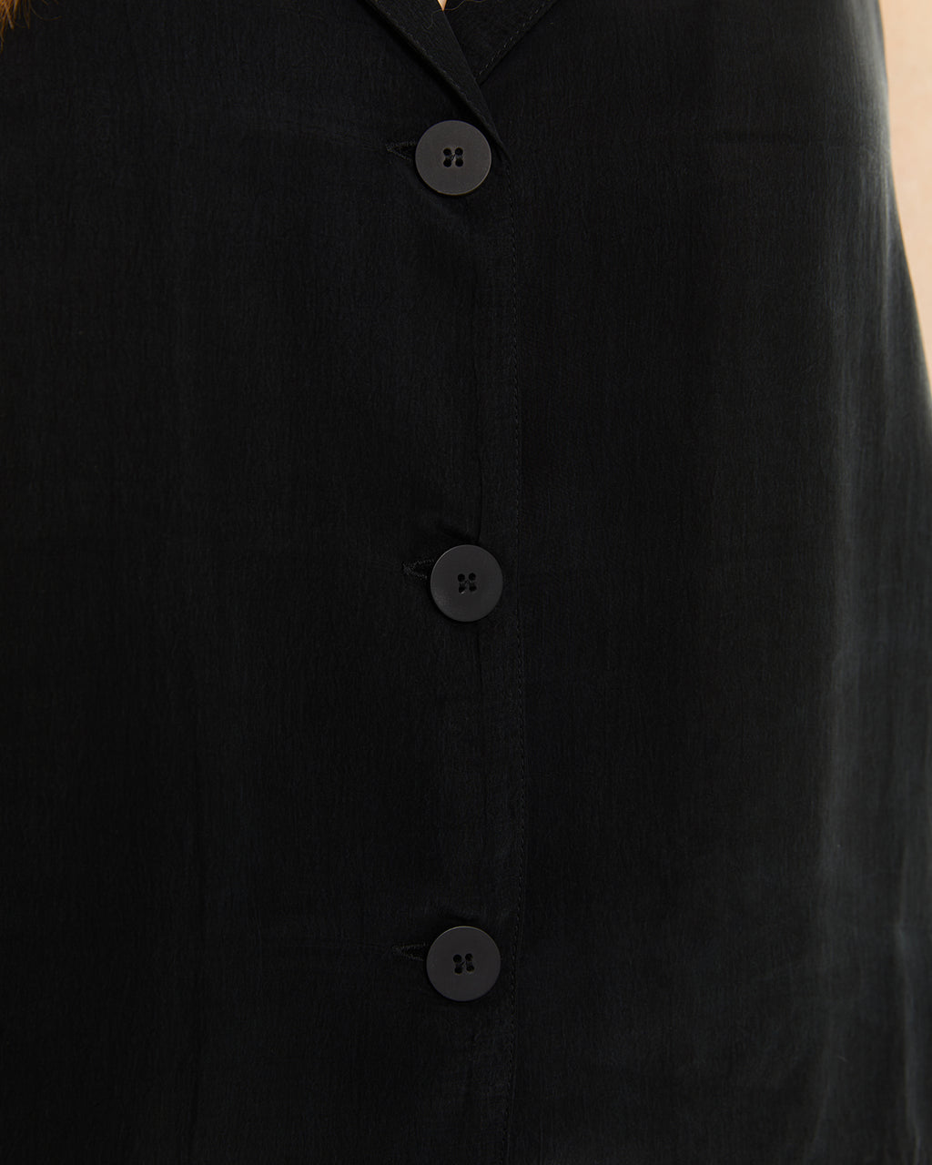 Chaleco de cupro con cuello solapa