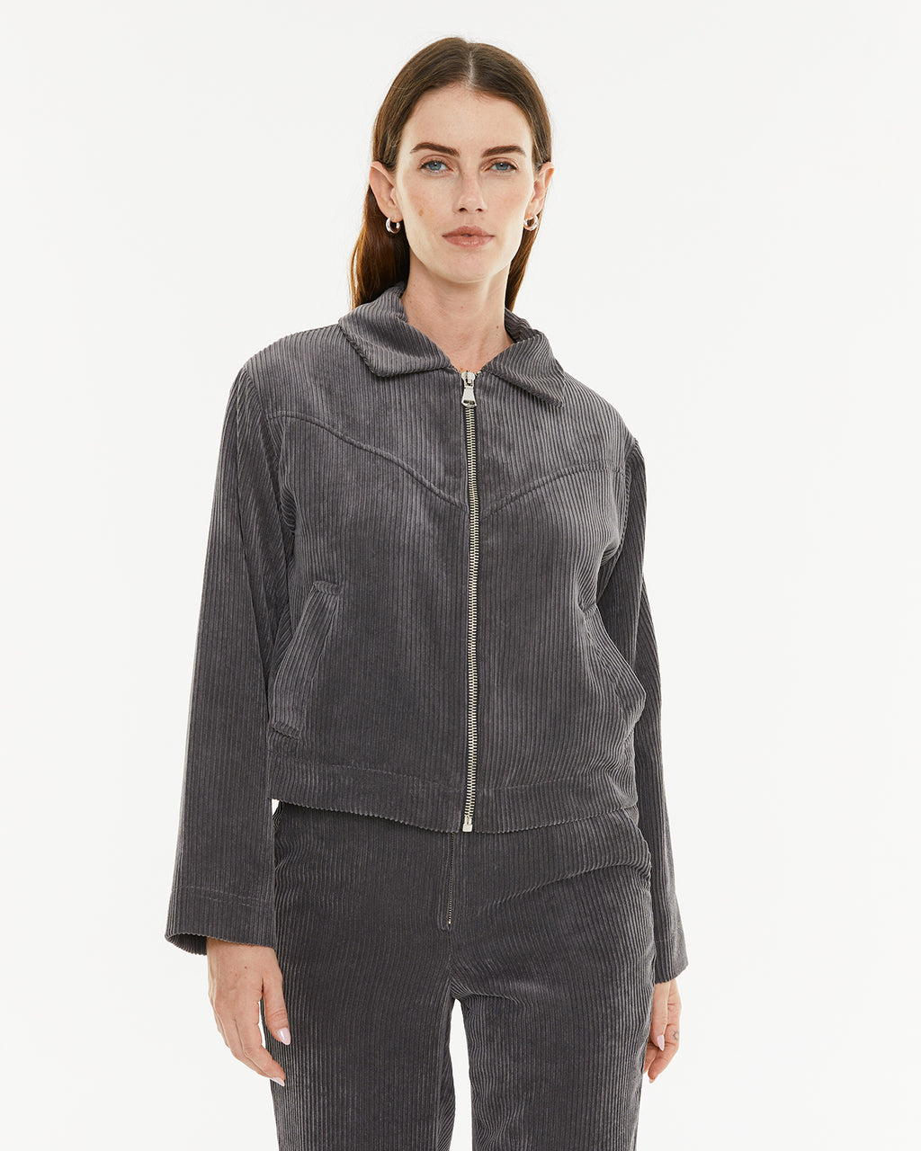 Chaqueta pana con cremallera y bolsillos