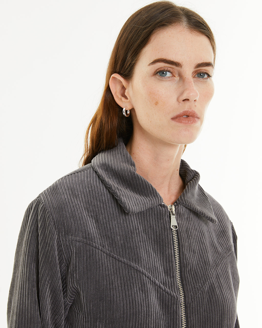 Chaqueta pana con cremallera y bolsillos