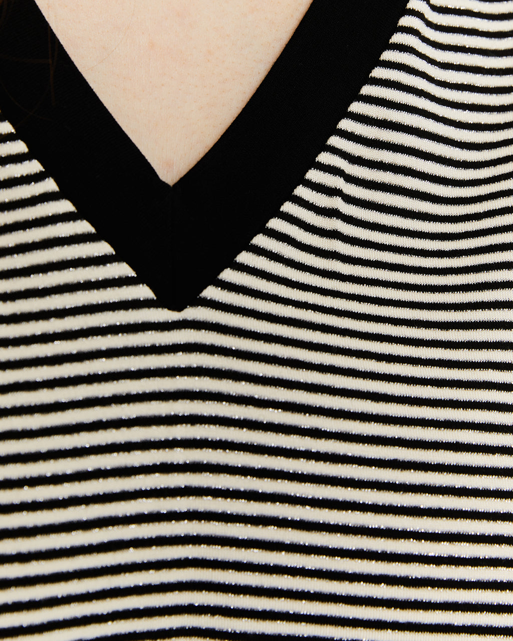 Camiseta de rayas con cuello pico