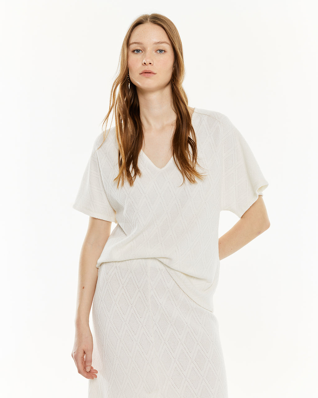 Camiseta escote "V" manga ancha.