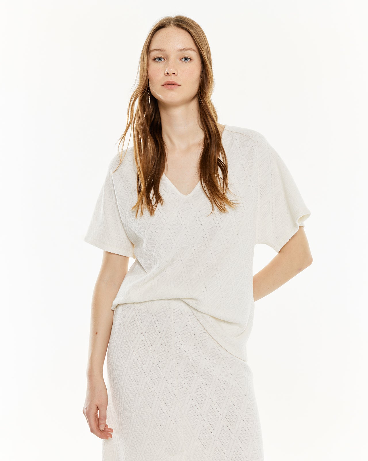 V-neck T-shirt with wide sleeves.