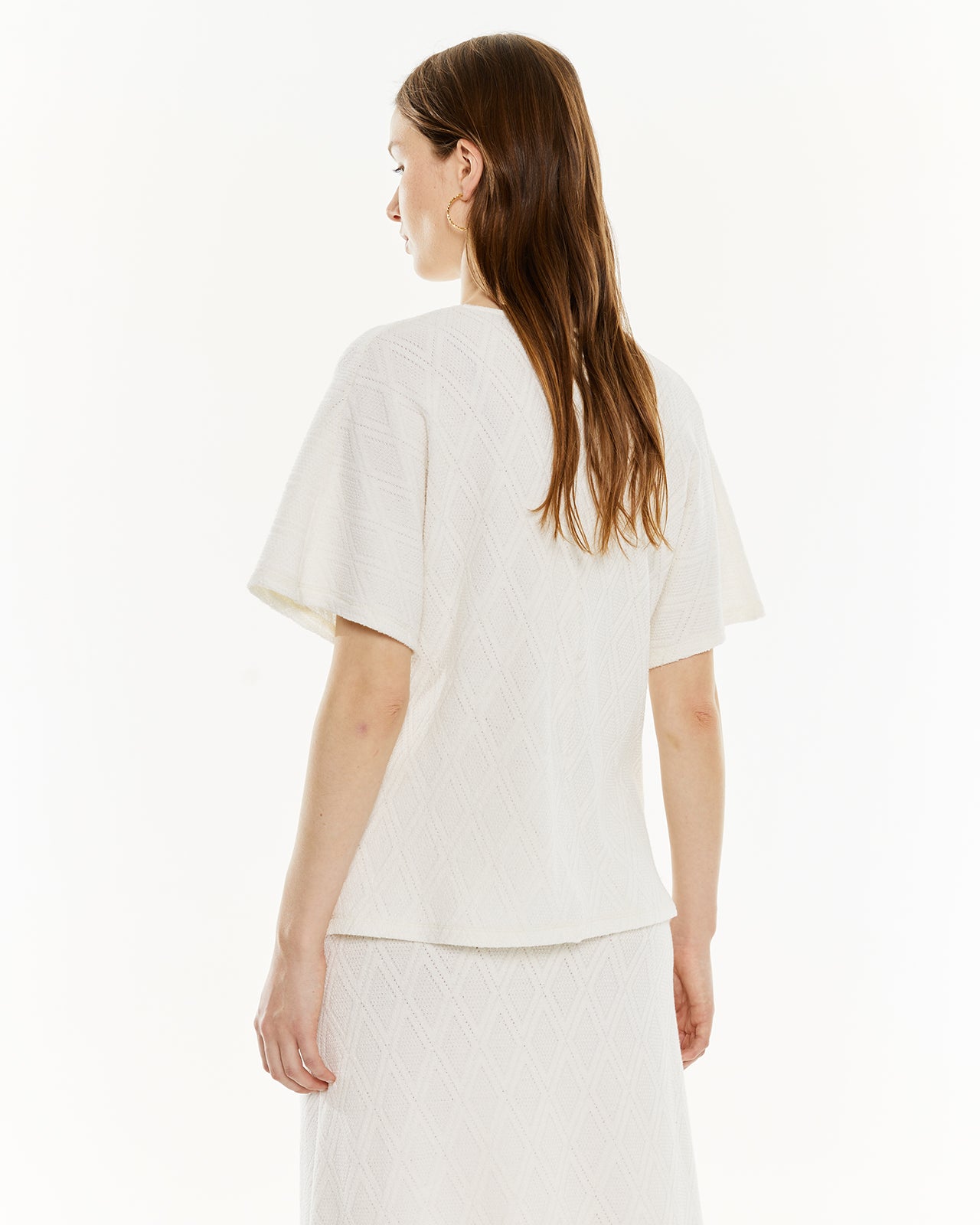 V-neck T-shirt with wide sleeves.