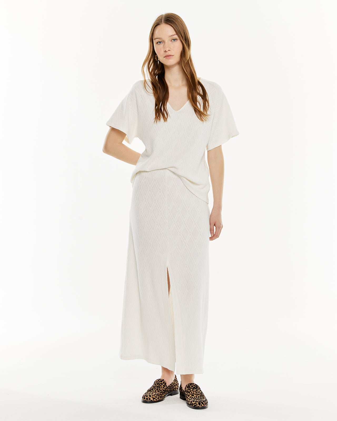 V-neck T-shirt with wide sleeves.