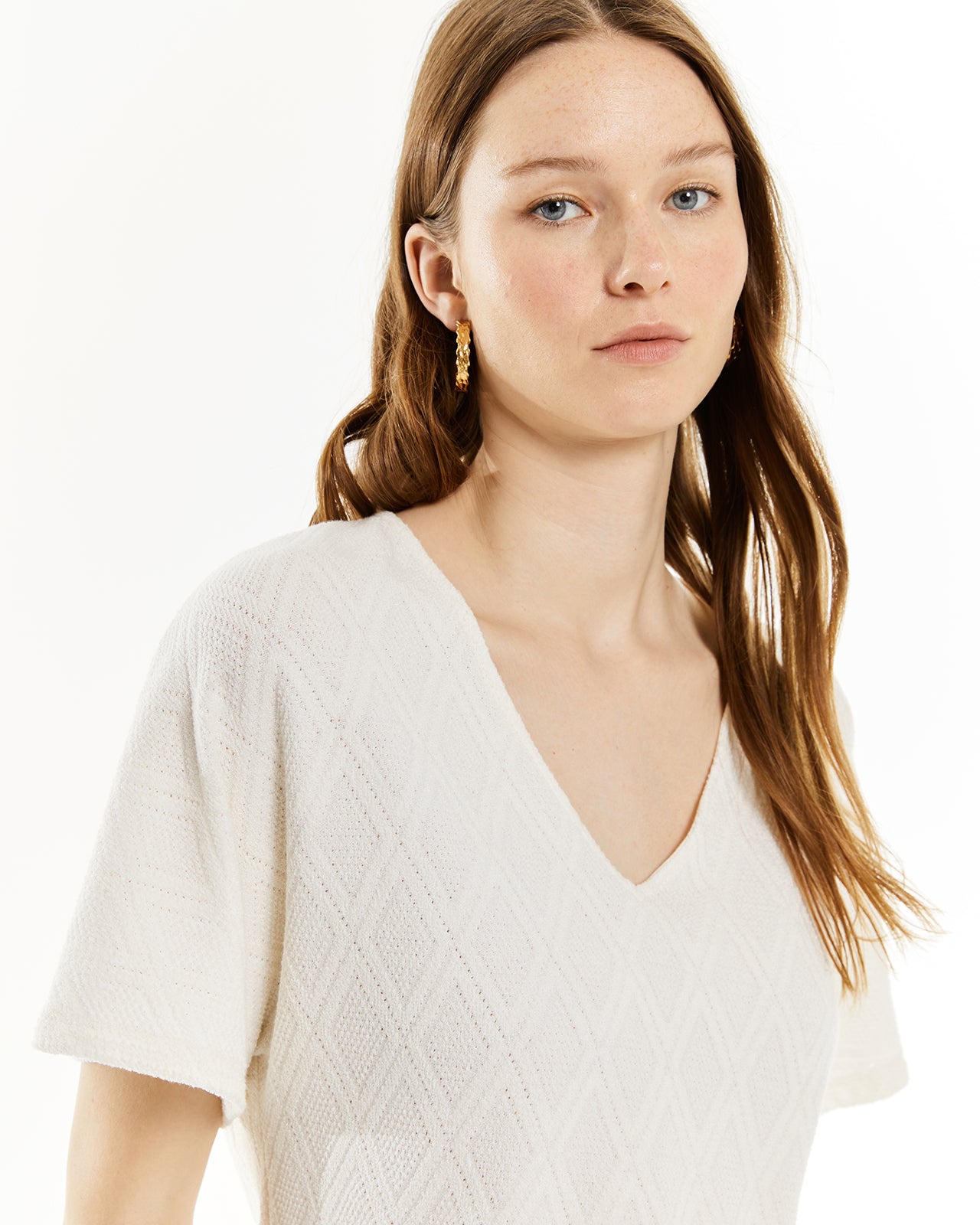 V-neck T-shirt with wide sleeves.