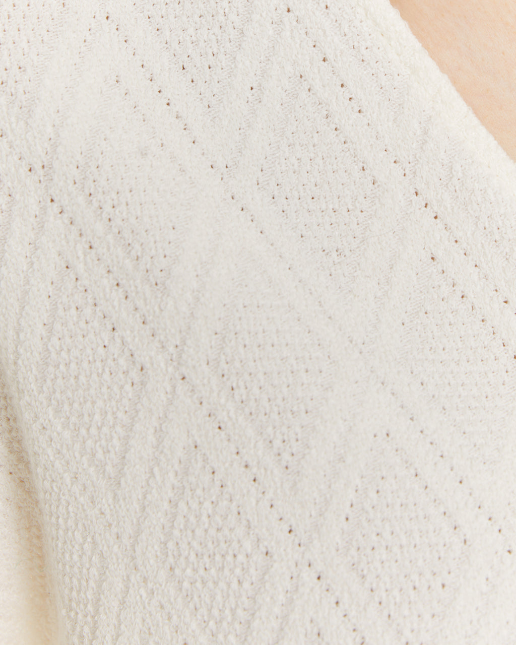 Camiseta escote "V" manga ancha.